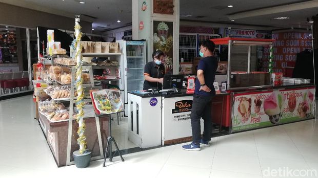 Suasana mal di solo yang tetap buka selama PPKM Darurat
