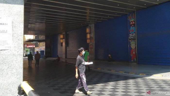 Suasana Pasar Tanah Abang pada hari pertama PPKM Darurat.