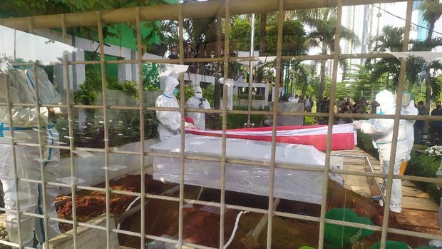 Suasana pemakaman Rachmawati Soekarnoputri di samping makam ibunya, Fatmawati