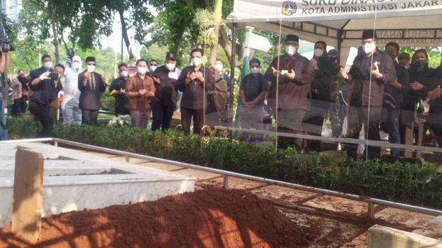 Suasana pemakaman Rachmawati Soekarnoputri di samping makam ibunya, Fatmawati