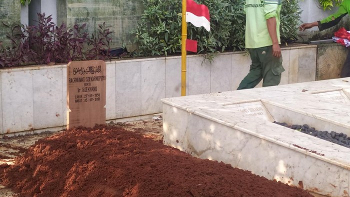Suasana pemakaman Rachmawati Soekarnoputri di samping makam ibunya, Fatmawati