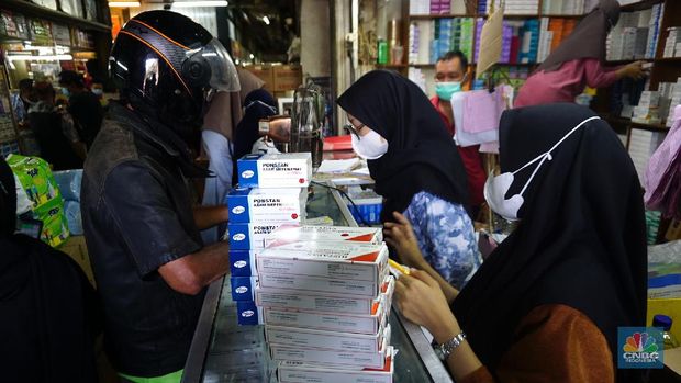 Suasana Penjualan Obat dan Alat Kesehatan di Pasar Pramuka. (CNBC Indonesia/Tri Susilo)