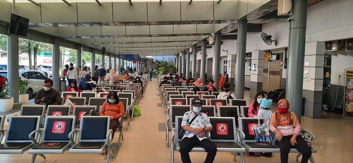 Hari Pertama PPKM Darurat, Kondisi Stasiun Senen Lengang Pagi Ini