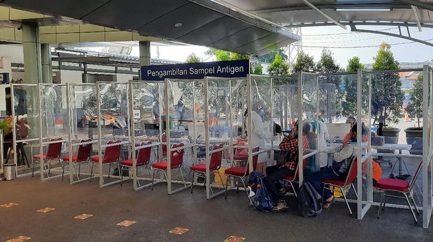 Suasana Stasiun Senen di hari pertama PPKM Darurat