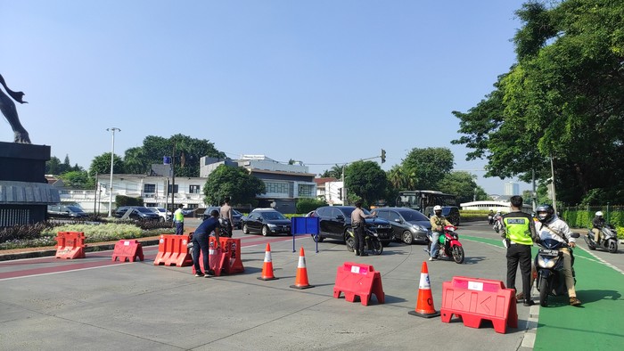 Suasana titik PPKM darurat di Bundaran Senayan, Jakarta