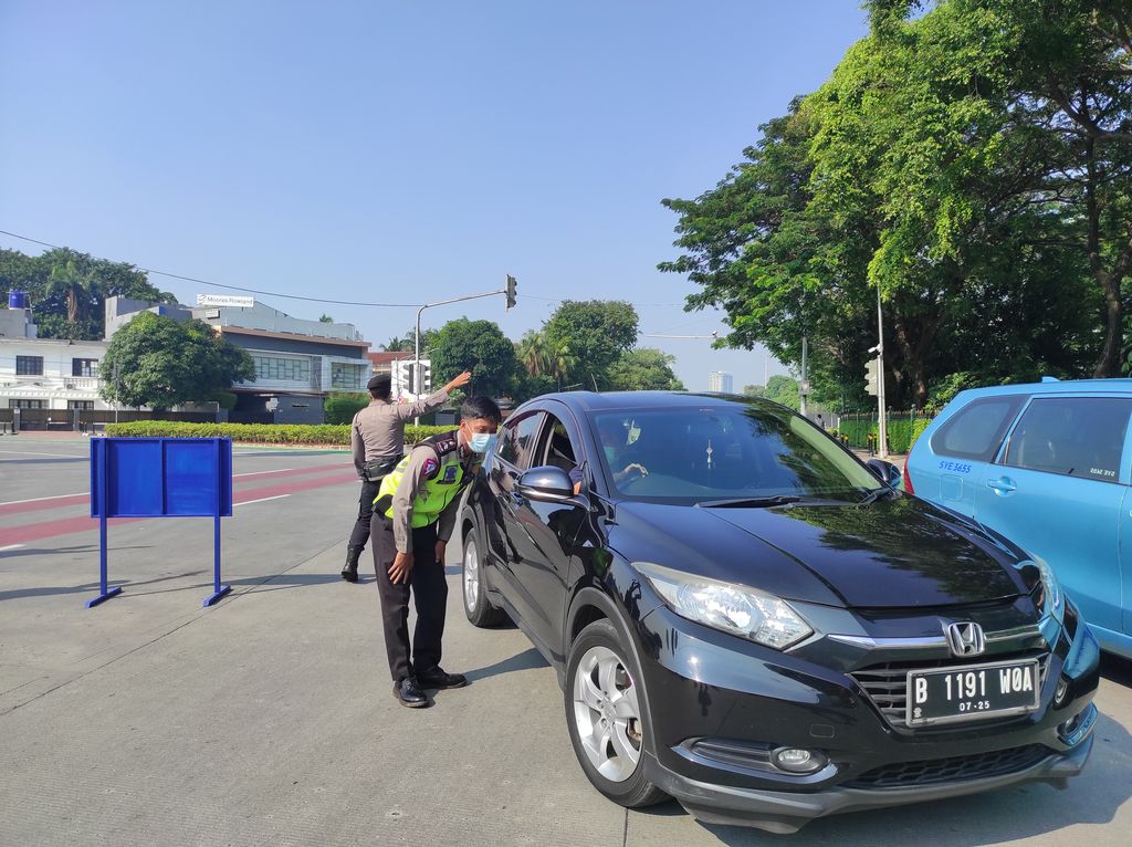 Suasana titik PPKM darurat di Bundaran Senayan, Jakarta