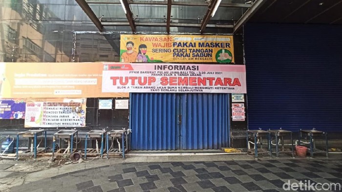 Pasar Tanah Abang tutup selama pemberlakuan PPKM Darurat. Pusat niaga yang biasanya ramai didatangi warga itu pun kini sepi di hari pertama PPKM Darurat.