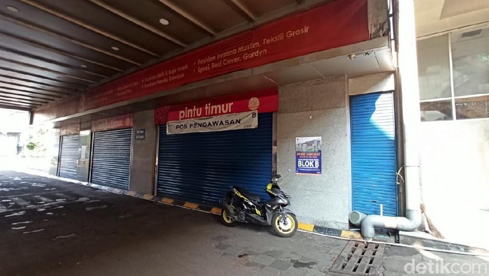 Pasar Tanah Abang tutup selama pemberlakuan PPKM Darurat. Pusat niaga yang biasanya ramai didatangi warga itu pun kini sepi di hari pertama PPKM Darurat.
