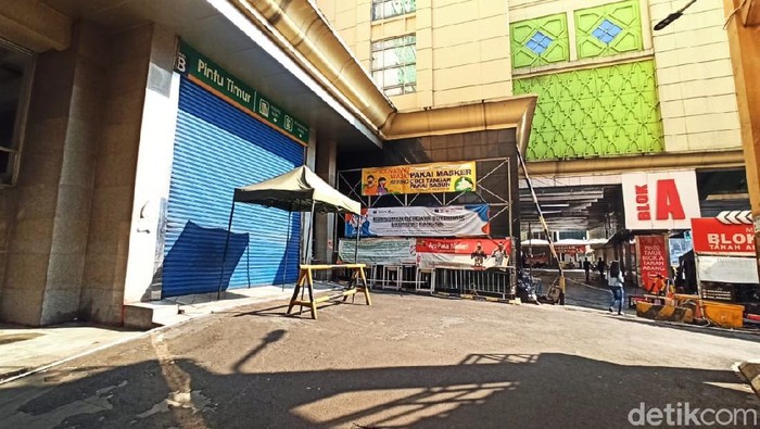 Sunyi Senyap... Ini Penampakan Tanah Abang saat PPKM Darurat Pasar Tanah Abang tutup selama pemberlakuan PPKM Darurat. Pusat niaga yang biasanya ramai didatangi warga itu pun kini sepi di hari pertama PPKM Darurat.