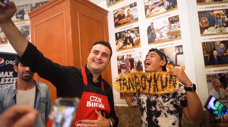 Tanboy Kun Mukbang di Resotran Milik Chef CZN Burak