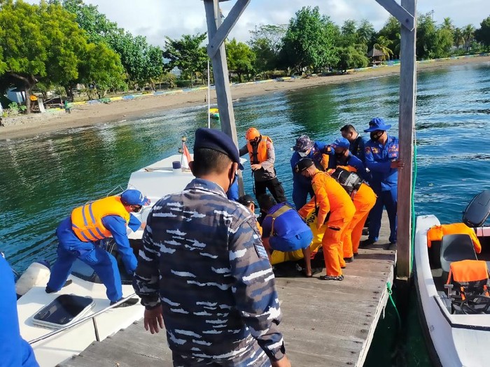 Tim SAR Temukan Mayat Laki-laki Diduga Korban Tenggelam KMP Yunicee