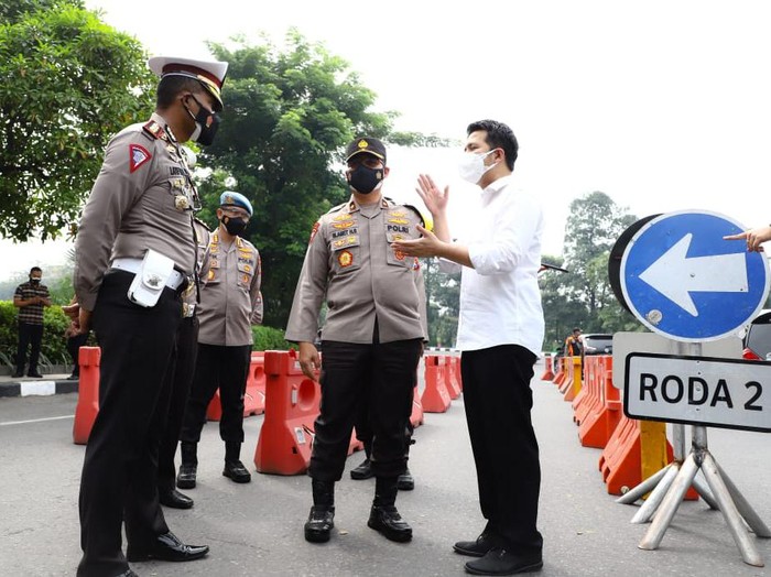 Wagub Jatim Emil Elestianto Dardak pantau penyekatan di bundaran waru