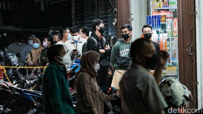 Begini Antrean Warga yang Mengular Saat Serbu Apotek