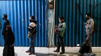 Meski antre, warga tampak menjaga jarak dan menggunakan masker.