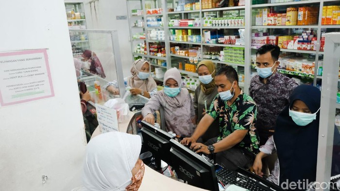 Warga Serbu Apotek hingga Antrean Mengular Tingginya kasus Corona (COVID-19) di Indonesia membuat permintaan obat-obatan dan vitamin meningkat. Warga rela antre ke apotek demi membeli kebutuhan.