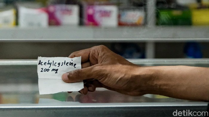 Warga Serbu Apotek hingga Antrean Mengular Tingginya kasus Corona (COVID-19) di Indonesia membuat permintaan obat-obatan dan vitamin meningkat. Warga rela antre ke apotek demi membeli kebutuhan.