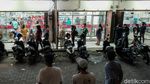 Begini Antrean Warga yang Mengular Saat Serbu Apotek