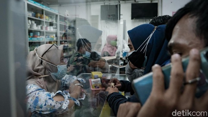 Tingginya kasus Corona (COVID-19) di Indonesia membuat permintaan obat-obatan dan vitamin meningkat. Warga rela antre ke apotek demi membeli kebutuhan.