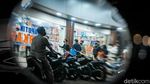 Begini Antrean Warga yang Mengular Saat Serbu Apotek