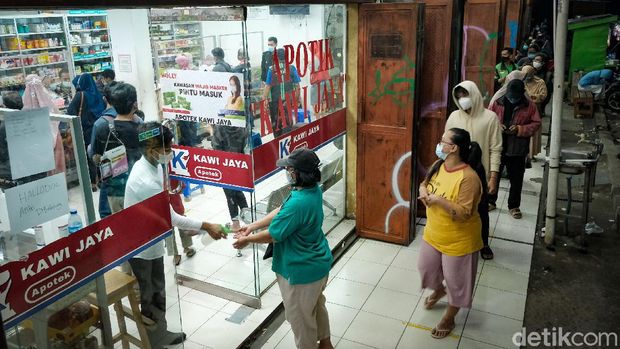 Tingginya kasus Corona (COVID-19) di Indonesia membuat permintaan obat-obatan dan vitamin meningkat. Warga rela antre ke apotek demi membeli kebutuhan.