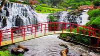 Pengunjung bisa foto-foto di ata jembatan dengan latar air terjun yang indah. (Chuk Shatu W/detikcom)