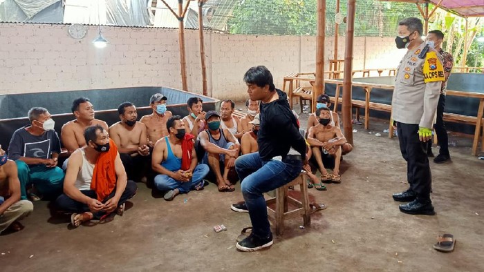 Arena judi sabung ayam di Blitar digerebek saat PPKM darurat