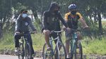 Bandung PPKM Darurat, Warga Wara-wiri Bersepeda di Akhir Pekan