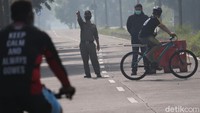 Terkait pesepeda ini, Kapolda Jabar Irjen Pol Ahmad Dofiri mengatakan sesuai aturan dari pemerintah pusat sarana atau gelanggang olahraga telah ditutup selama PPKM Darurat.