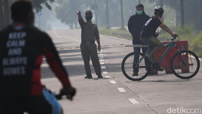 Akhir pekan kerap dimanfaatkan warga untuk berolahraga. Meski Bandung tengah terapkan PPKM Darurat, tak sedikit warga yang masih asyik bersepeda di Kota Kembang