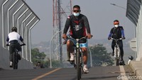 Sejumlah warga tampak bersepeda di kawasan Bandung, Jawa Barat, Minggu (4/7/2021).