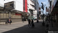 Meski begitu, Kadisdagin Kota bandung Elly Wasliah menyebut, pusat perbelanjaan atau mal yang ada tempat penjualan sembako dan parmacy tetap buka. Restoran dan kafe pun tetap beroperasi namun hanya melayani pesan antar dan take away.