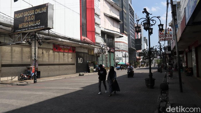 Begini Suasana di Pusat Perbelanjaan Bandung Saat PPKM Darurat Pusat perbelanjaan di Kota Bandung tutup selama PPKM Darurat. Penutupan dilakukan guna cegah terjadinya kerumunan yang dapat tingkatkan risiko penyebaran Corona