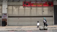 Mal dan pusat perbelanjaan di Kota Bandung, Jawa Barat, ditutup sementara selama Pelaksanaan Pembatasan Kegiatan Masyarakat (PPKM) Darurat, Minggu (4/7/2021). 