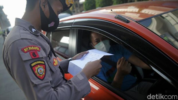 Sejumlah petugas memeriksa pengendara motor dan mobil di pos penyekatan Kalimalang, Jakarta. Pemeriksaan dilakukan sebagai bagian dari penerapan PPKM Darurat.