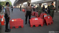Warga dengan keperluan tidak mendesak pun kemudian diputar balik dan dilarang masuk Jakarta.