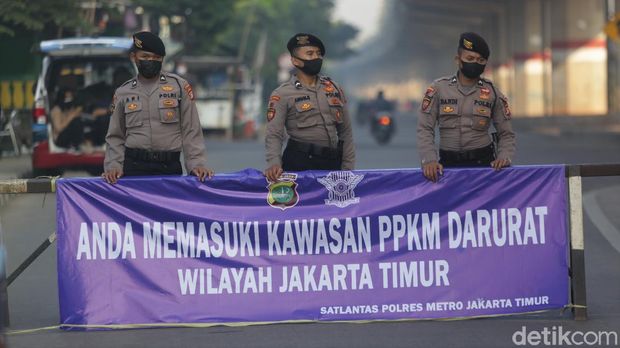 Sejumlah petugas memeriksa pengendara motor dan mobil di pos penyekatan Kalimalang, Jakarta. Pemeriksaan dilakukan sebagai bagian dari penerapan PPKM Darurat.