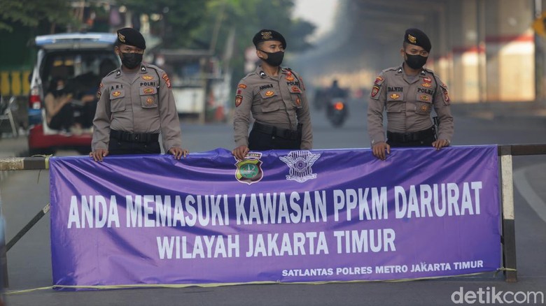 Begini Suasana Pos Penyekatan di Kalimalang Saat PPKM Darurat Sejumlah petugas memeriksa pengendara motor dan mobil di pos penyekatan Kalimalang, Jakarta. Pemeriksaan dilakukan sebagai bagian dari penerapan PPKM Darurat.