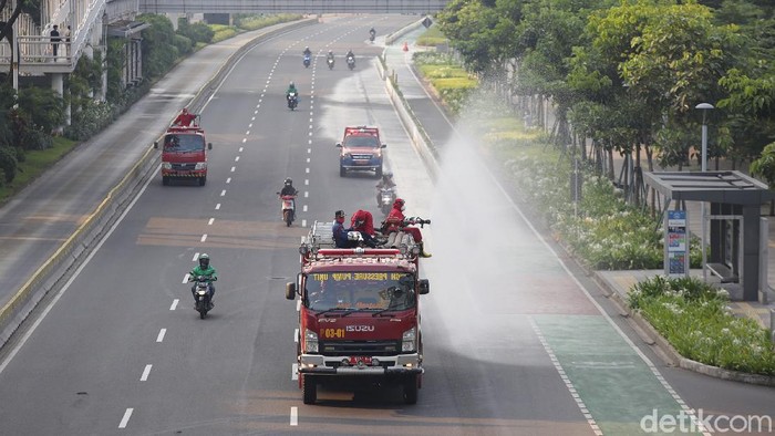 Penyemprotan disinfektan dilakukan di kawasan Jalan Jenderal Sudirman, Jakarta. Kegiatan itu dilakukan sebagai upaya pencegahan penyebaran virus Corona.
