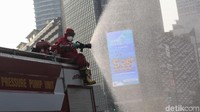 Penyemprotan disinfektan ini dilakukan sebagai upaya memutus rantai penyebaran virus Corona. 