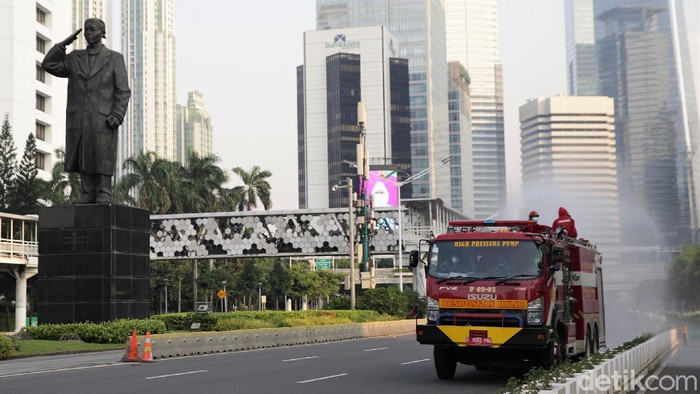 Penyemprotan disinfektan dilakukan di kawasan Jalan Jenderal Sudirman, Jakarta. Kegiatan itu dilakukan sebagai upaya pencegahan penyebaran virus Corona.