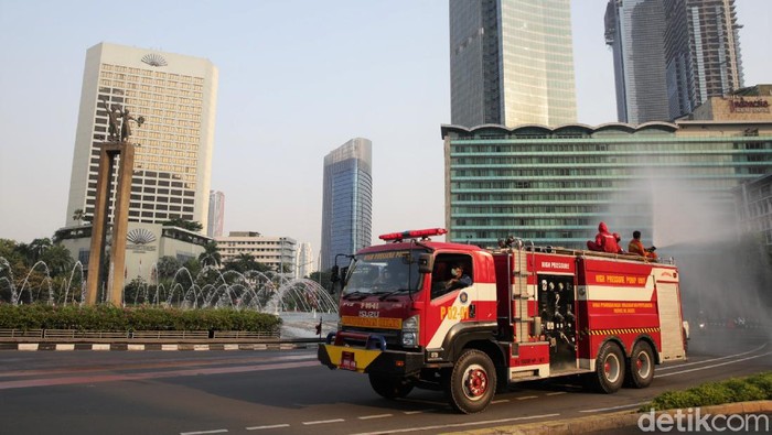 Penyemprotan disinfektan dilakukan di kawasan Jalan Jenderal Sudirman, Jakarta. Kegiatan itu dilakukan sebagai upaya pencegahan penyebaran virus Corona.
