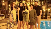 Keakraban Cut Tari dan Richard Kevin bersama dengan anak-anak mereka. Foto: Instagram: @cuttaryofficial