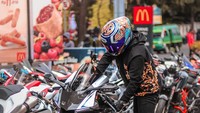 Saat touring motor, Doni juga mampir ke restoran fast food untuk beristirahat. Outfitnya sudah keren belum?