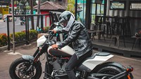 Coffee shop juga kerap disambangi Doni saat sedang kumpul bareng geng motornya. Kali ini ia mengendarai moge yang keren.