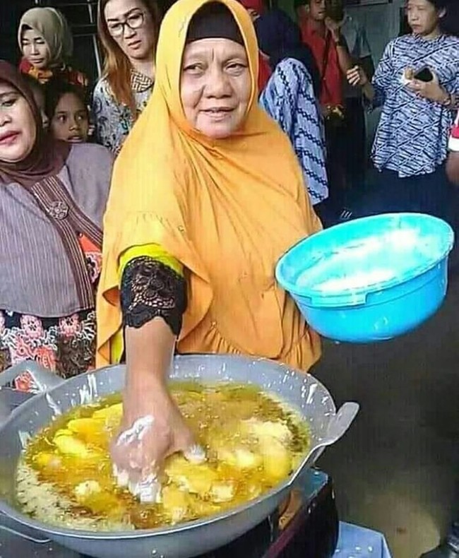 Nggak main-main, gorengnya langsung pakai tangan. Memang kekuatan emak-emak nggak perlu diragukan lagi. Foto: Instagram/@sukijan.id