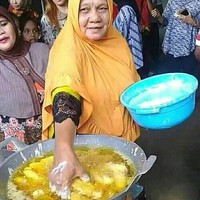 Nggak main-main, gorengnya langsung pakai tangan. Memang kekuatan emak-emak nggak perlu diragukan lagi. Foto: Instagram/@sukijan.id