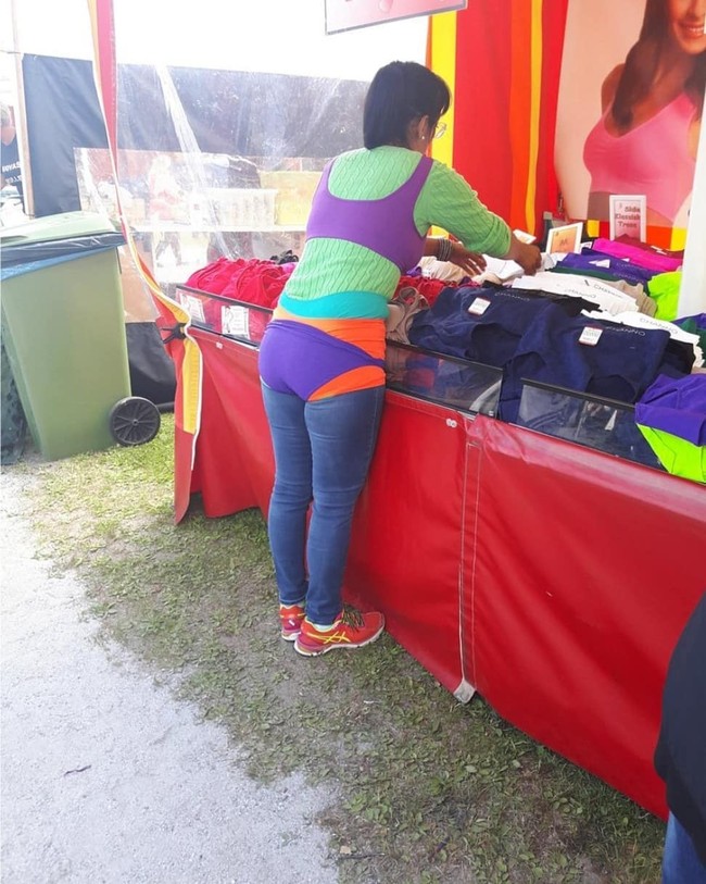 Cara jualan yang satu ini benar-benar langka dan unik. Pasti kamu belum pernah melihat yang seperti ini sebelumnya kan? Foto: Instagram/@idiotikasta