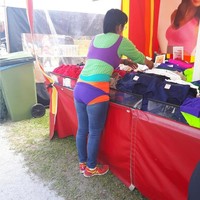 Cara jualan yang satu ini benar-benar langka dan unik. Pasti kamu belum pernah melihat yang seperti ini sebelumnya kan? Foto: Instagram/@idiotikasta