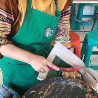 Celemek dapur si ibu yang satu ini logonya mirip merek tempat kopi ternama ya? Mungkin sebelumnya si ibu pernah bekerja di sana. Foto: Instagram/@katalucugambar