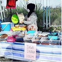 Contoh jualan yang mengikuti protokol kesehatan Covid. Tapi kalau jaga jaraknya 100 meter, ngomongnya jadi harus teriak-teriak dong? Foto: Instagram/@wkwkland_real